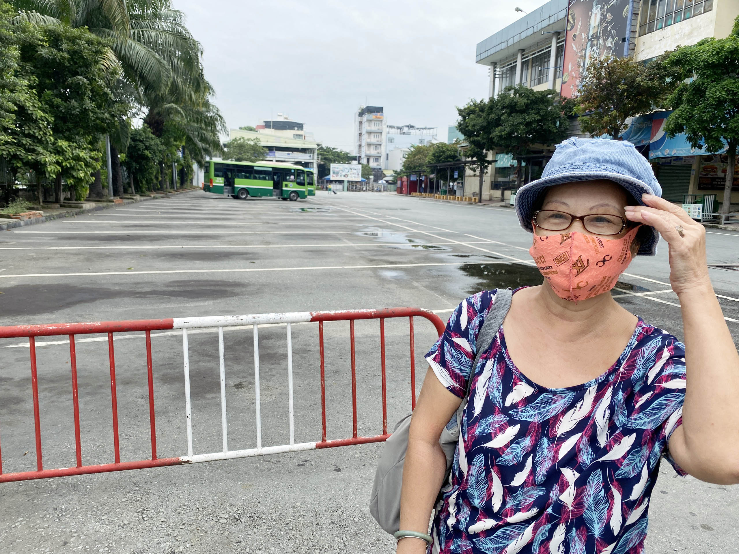 Đi xe buýt trở lại sau nhiều tháng, bà Đinh Thị Thúy Việt (69 tuổi) cho biết hành khách đi xe buýt phải đáp ứng đầy đủ các tiêu chí như tiêm 2 mũi vắc xin, khai báo y tế trước khi lên xe. “Sáng sớm nay tôi đón xe buýt đi khám bệnh xong rồi tiếp tục đi xe buýt về bến xe Miền Đông. Trong ngày đầu xe buýt hoạt động trở lại, tôi thấy khách chưa đông như lúc trước dịch, chỉ có vài hành khách và ngồi giãn cách nhau. Tôi đi xe buýt thấy an toàn và rất thoải mái”, bà Việt chia sẻ.