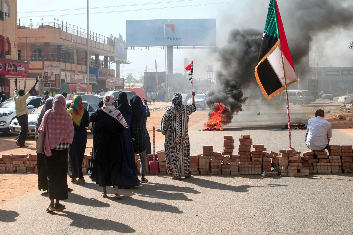 Người dân Sudan xuống đường phản đối quân đội lật đổ chính phủ (ảnh: Aljazeera)