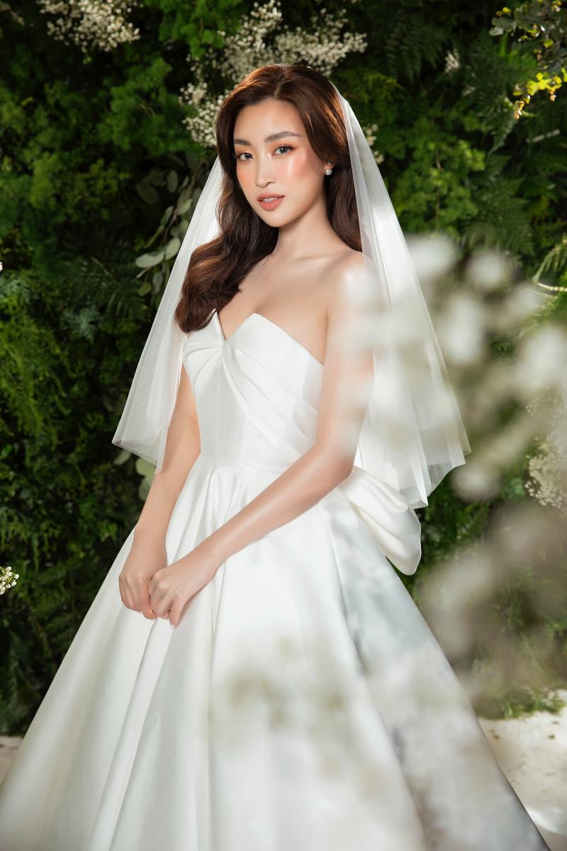 Đỗ Mỹ Linh hoá cô dâu xinh đẹp, quyến rũ trong thiết kế váy cưới.