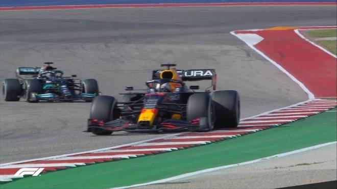 Verstappen phòng thủ thành công trước Hamilton để giành chiến thắng