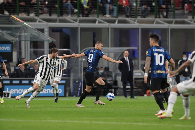 Dzeko giúp Inter nắm giữ lợi thế sau hiệp 1