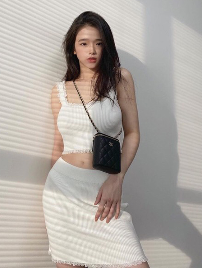 Còn hiện tại khi đã bước sang tuổi 19, Linh Ka đã tự tin hơn khi chọn style gợi cảm.
