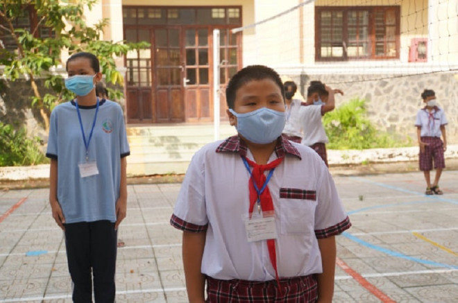 Học sinh xã đảo Thạnh An, huyện Cần Giờ trở lại trường vào ngày 20-10. Ảnh: THỤC ĐOAN
