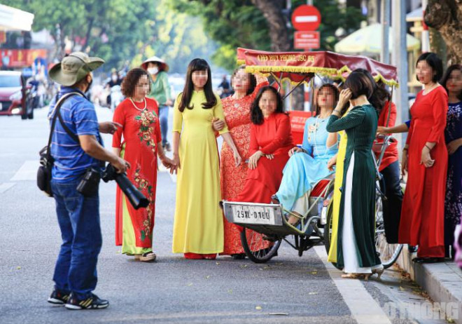 Một nhóm gần 10 người "quên" đeo khẩu trang, thản nhiên tạo dáng chụp ảnh trên đường Đinh Tiên Hoàng.