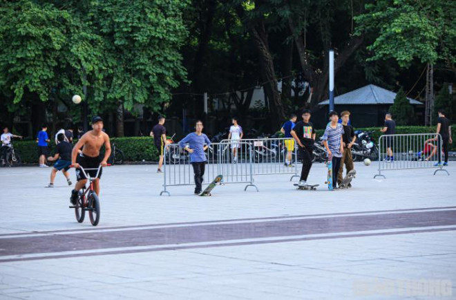 Tương tự, khu vực quảng trường trước tượng đài Lê Nin cũng nhộn nhịp không kém.