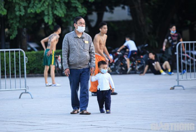 "Tôi phải tìm những chỗ vắng người để dắt cháu đi dạo và cũng không dám ở đây quá lâu. Trong lúc dịch vẫn căng thẳng thế này mà không tuân thủ nghiêm các biện pháp phòng chống là hết sức nguy hiểm", ông Chu Minh Đức (quận Long Biên, Hà Nội) bày tỏ.