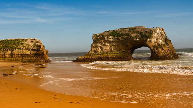 Cầu Natural, California: Đây là một cây cầu đá tự nhiên nổi tiếng ở bãi biển Santa Cruz, nơi được biết đến nhiều nhất với các hồ thủy triều, có thể&nbsp;khám phá khi thủy triều xuống&nbsp;và nhiều loài bướm theo mùa.&nbsp;
