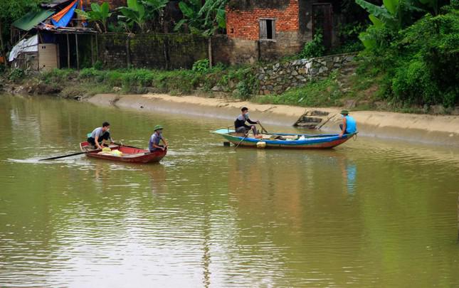 Người dân tìm kiếm thi thể cháu T. - Ảnh: Nguyễn Tình