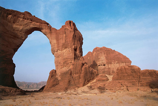 Cầu tự nhiên Aloba Arch ở Chad là cổng vòm tự nhiên lớn nhất ở sa mạc Sahara với chiều cao 122m và sải dài 76m. Đây thực sự là một trong những vòm đá tự nhiên tráng lệ nhất trên thế giới và cũng hiếm thấy nhất.
