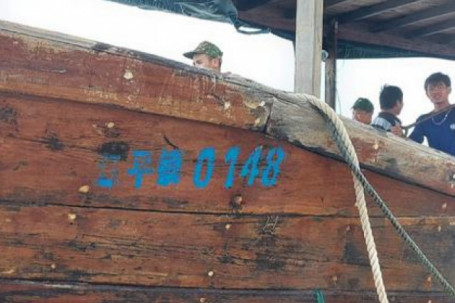 CLIP: Cận cảnh tàu gỗ không người lái, nghi của Trung Quốc dạt vào bờ biển Quảng Trị