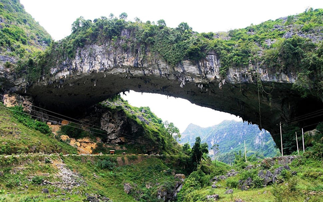 Cầu bất tử ở Giang Châu, Trung Quốc được cho là cầu đá tự nhiên lớn thứ 2 trên thế giới với chiều dài là 104m. 
