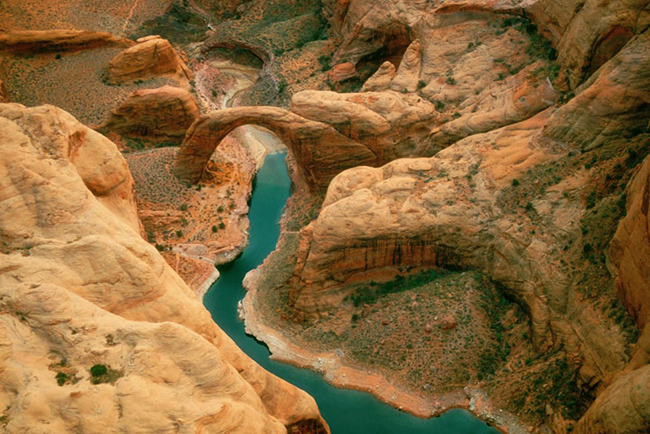 Cầu Rainbow, Utah dài&nbsp;74m và cao 75m. Cây cầu tráng lệ này được hình thành từ đá sa thạch Navajo. Du khách có thể đến thăm cây cầu này bằng thuyền, hoặc du lịch bụi qua những con đường mòn quanh dãy núi Navajo.
