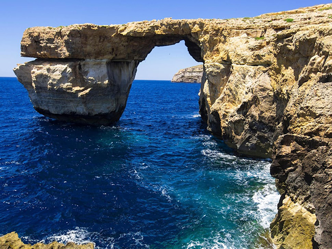 Gozo, Malta: Cây cầu đá vôi này nằm gần vịnh Dwejra trên đảo Gozo, Malta và là một địa điểm nổi tiếng để lặn biển. Cây cầu hình thành&nbsp;sau khi 2 hang động dưới&nbsp;biển bị sụp đổ.&nbsp;
