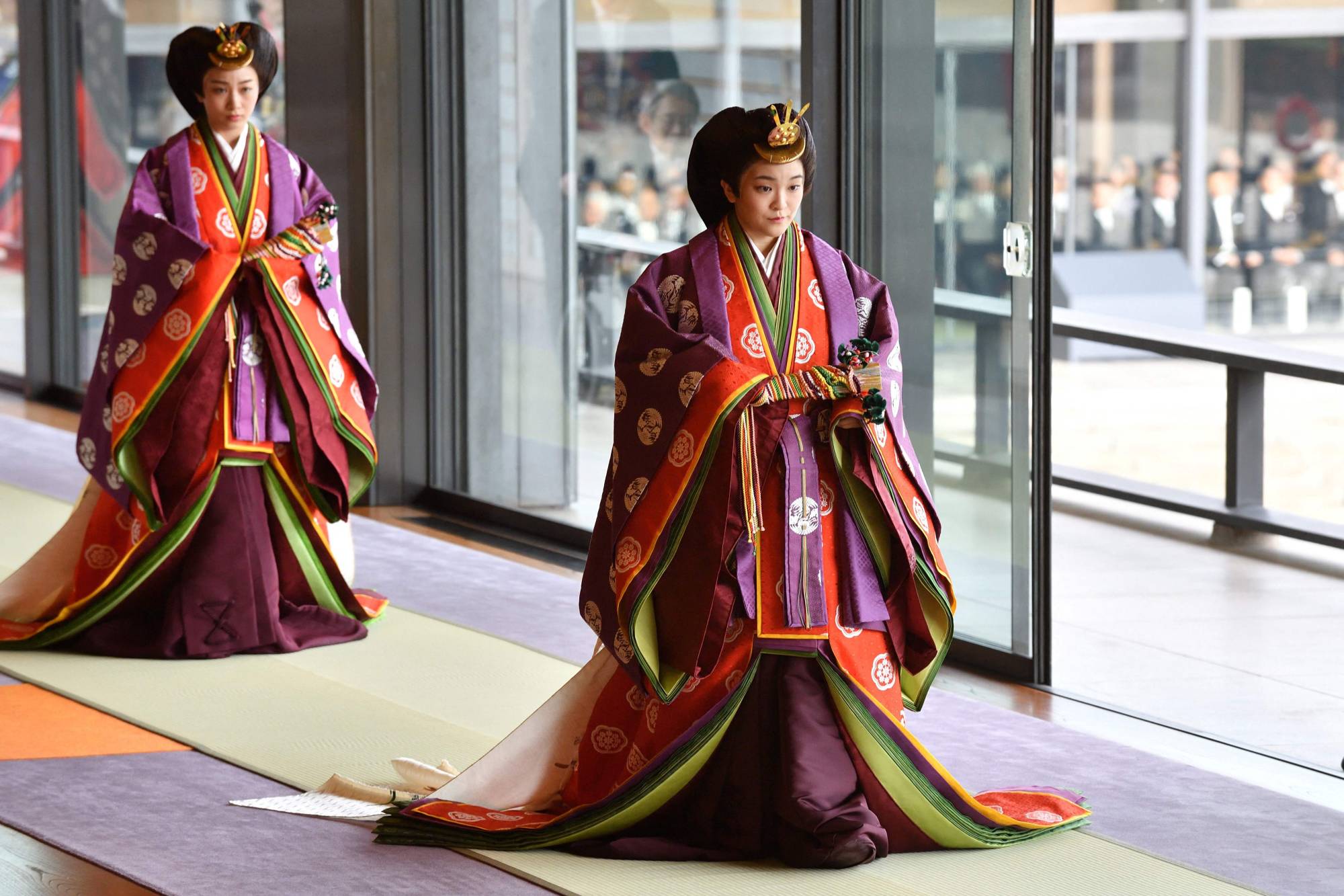 Công chúa Kako (phải) và em gái Kako tham dự sự kiện Nhật hoàng Naruhito lên ngôi năm 2019.