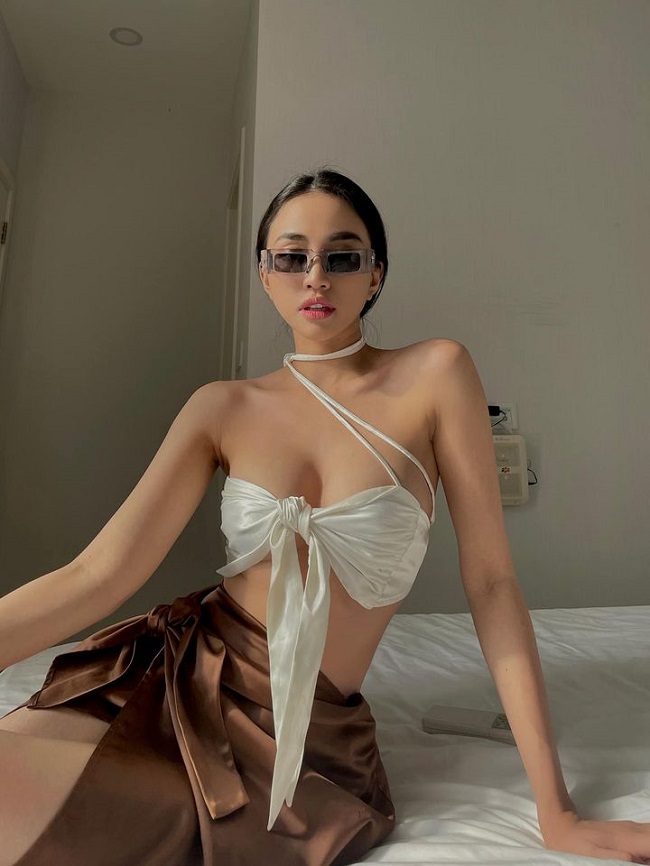 Thiên Nga là cái tên được khán giả biết đến từ cuộc thi 'The Face' 2017. Sau đó, cô hoạt động với vai trò người mẫu và lấn sân sang lĩnh vực diễn xuất. Mới đây, chân dài 9X gây chú ý khi đăng tải video mặc áo 'ngắn chẳng tày gang' để lộ thềm ngực gợi cảm. 

