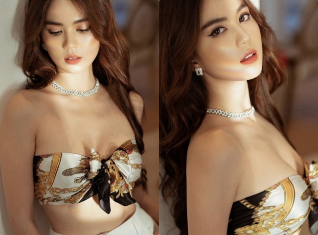 Ngọc Trinh không bỏ qua trào lưu ăn mặc sexy bằng cách sử dụng khăn lụa Versace, thắt nơ tỉ mỉ để khoe vai gầy, eo thon.
