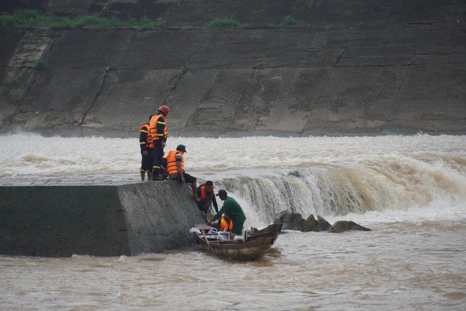 Lực lượng chức năng và người dân tham gia "giải cứu" 7/8 người bị mắc kẹt giữa đập Nam Thạch Hãn vào chiều 26-10