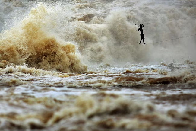 Vượt sông Mekong, Trung Quốc: Sông Mekong chảy qua sáu quốc gia khác nhau là&nbsp;Trung Quốc, Myanmar, Lào, Thái Lan, Campuchia và Việt Nam với&nbsp;nhiều hình ảnh vô cùng ấn tượng, ví dụ&nbsp;như cây cầu trong bức ảnh này.&nbsp;
