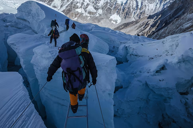 Leo núi Everest, Nepal: Những cây cầu này hầu như không tồn tại lâu dài. Hằng năm, chúng được xây dựng để giúp các nhà leo núi Everest vượt qua thác băng Khumbu vô cùng nguy hiểm. Đó là một trong những phần nguy hiểm nhất trên hành trình chinh phục&nbsp;Everest, nơi cần phải có điểm đặt chân chính xác trong khi đeo ba lô nặng trên vai.&nbsp;
