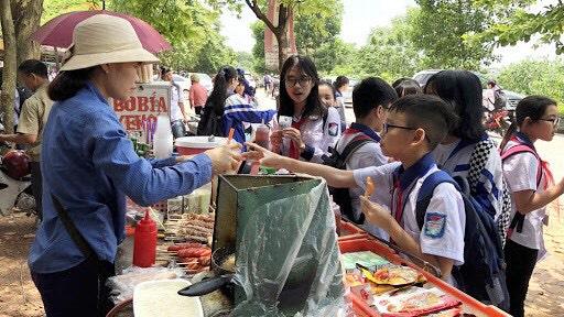 Cơ quan chức năng cần tăng cường kiểm tra, dẹp bỏ quán hàng rong lộn xộn ngoài cổng trường (Ảnh tư liệu)