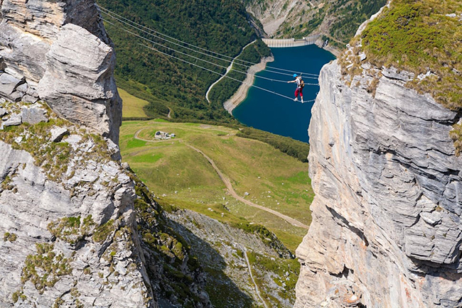 Tuyến đường "đừng nhìn xuống" ở Pháp: Via Ferrata du Roc du Vent nhìn ra Lac de la Gittaz đẹp như tranh vẽ ở Savioe, Pháp. Phong cảnh cực đẹp, nhưng những người can đảm đi trên cây cầu&nbsp;dây thừng này cần một cái đầu lạnh và tinh thần thép.
