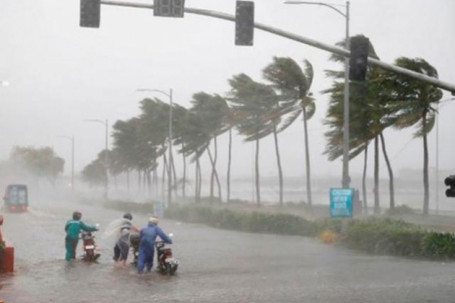 Áp thấp nhiệt đới đổ bộ vào Khánh Hòa, nhiều nơi ở miền Trung mưa xối xả