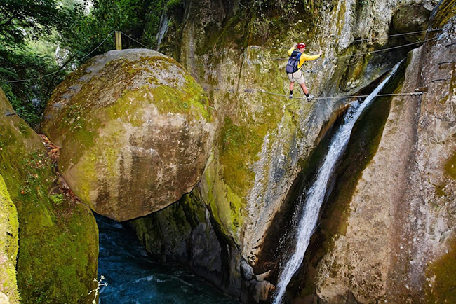 Tuyến đường nhiệt đới Via Ferrata des Canyons de Lantosque, Pháp: Đây là một lối đi rất chênh vênh như làm xiếc trên dây và người tham gia còn phải băng qua một hẻm núi đầy rêu và dương xỉ nhiệt đới.
