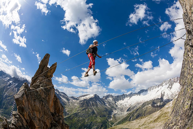 Via Ferrata Bergsee ở Thung lũng Göschenen, Thụy Sĩ nổi tiếng mang vẻ đẹp quyến rũ của vùng núi Alps và tuyến đường đáng nhớ này là một cầu dây thép dài 18m treo cách mặt đất 50m.&nbsp;
