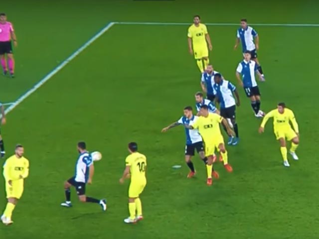 Carrillo việt vị trước khi bóng chạm vào đùi của một hậu vệ Alaves