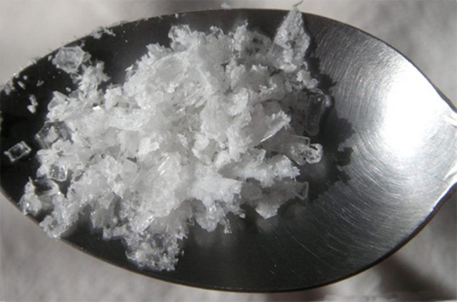 Ketamine thường ở dạng bột dùng đường hít, thường sử dụng nó kèm chung với các thuốc khác như Ecstasy (thuốc lắc) hoặc cocaine hoặc rắc chúng lên cần sa.