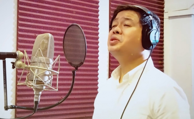 NSƯT Đăng Dương đã thể hiện rất truyền cảm ca khúc này. Anh chia sẻ: “Trong 25 năm làm nghề, đây là một trong những tác phẩm rất ý nghĩa mà khi thu thanh Đăng Dương cảm thấy vô cùng xúc động bởi lời ca, giai điệu và phần hoà âm đẹp mang lại sự thăng hoa cho người nghệ sĩ”.