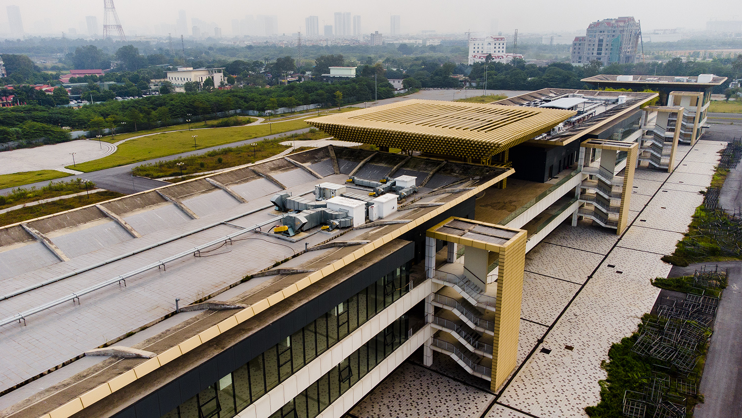 Hiện tòa nhà điều hành Pit Building dài 300m có cấu trúc ba tầng được lấy cảm hứng từ Hoàng thành Thăng Long và Khuê Văn Các nằm đối diện với vạch xuất phát vẫn được giữ nguyên.