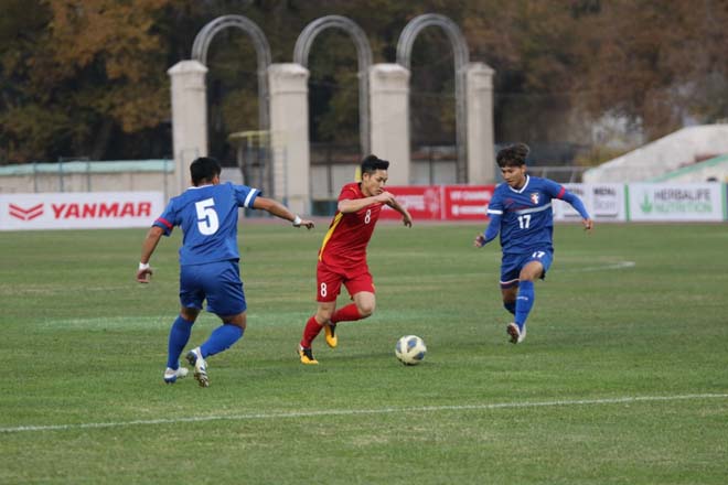 Hai Long (áo đỏ) chơi tốt trước U23 Đài Loan (Trung Quốc)