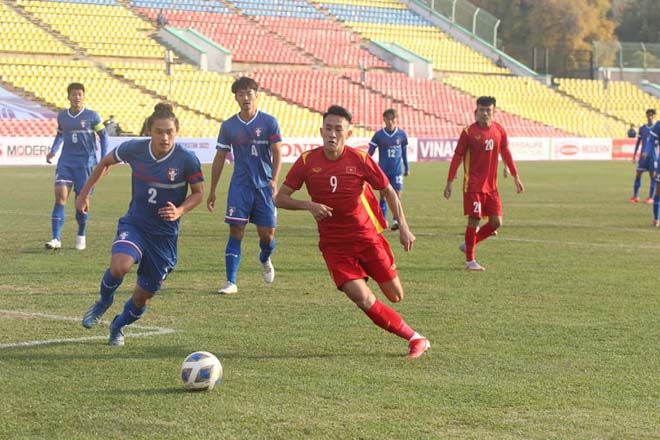U23 Việt Nam (áo đỏ) gặp nhiều khó khăn trước U23 Đài Loan (Trung Quốc)