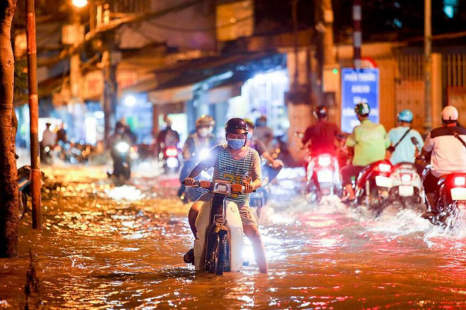 Xe chết máy vì triều cường dâng ngày 22-10 khi qua đoạn đường Trần Xuân Soạn (quận 7, TP.HCM). Ảnh: NGUYỆT NHI