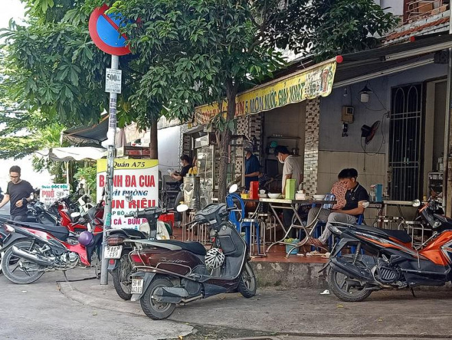 Chị Thủy, chủ quán ăn sáng trên đường Bạch Đằng cho biết, tuy chỉ mới ngày đầu mở cửa, nhưng từ 6g30 sáng khách đã tới ăn hoặc mua về. Mặc dù phải giảm công suất bán 50% song số lượng bán ra trong ngày đã đạt kỳ vọng của gia đình.