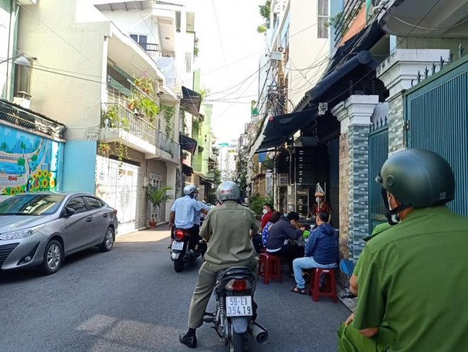 Tại Tân Bình, lực lượng chức năng cũng đi nhắc nhở các hàng quán trong ngày đầu tiên mở bán tại chỗ trở lại, để đảm bảo an toàn phòng dịch cũng như trật tự khu phố.