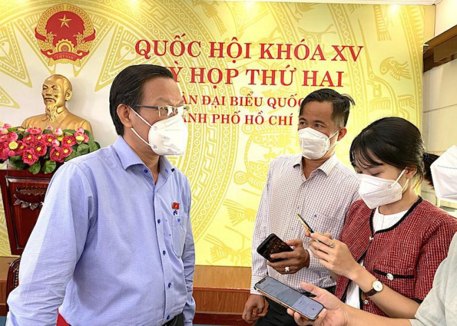 Chủ tịch UBND TP.HCM Phan Văn Mãi trao đổi với báo chí sáng 28-10. Ảnh: LÊ THOA