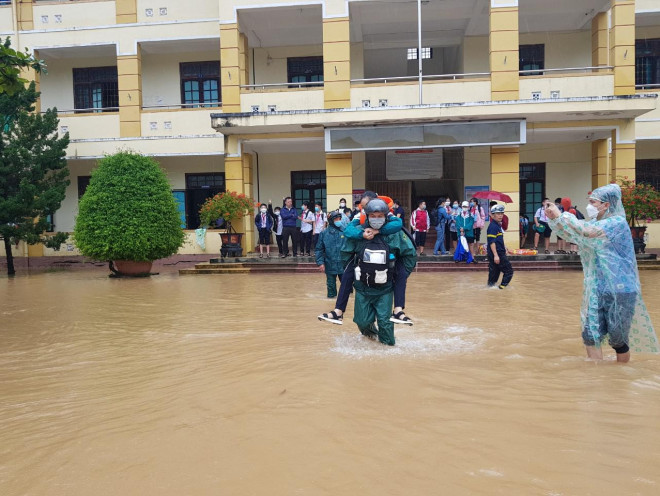 Cõng học sinh ra khỏi trường