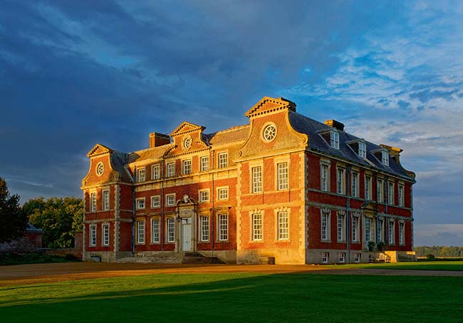 1. Raynham Hall, Norfolk, Anh

Tòa nhà ở nông thôn này trông có vẻ yên bình nhưng lại gắn liền với một quá khứ đen tối. Người ta kể lại rằng, bên trong tòa nhà xuất hiện một hiện tượng kỳ bí, được cho là hồn ma của một phụ nữ quý tộc mặc váy nâu có tên Dorothy Walpole.
