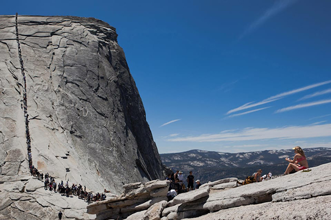 Half Dome: Cao gần 1.500m so với đáy thung lũng ở California, Mỹ, Half Dome là một biểu tượng của công viên quốc gia Yosemite và là một thách thức lớn cho du khách muốn leo lên. Tuy nhiên, đây cũng là một trong những đỉnh núi hấp dẫn và rất nổi tiếng. 
