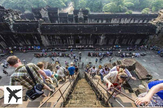 Angkor Wat, Campuchia: Cầu thang rất dốc này là một phần của di tích được UNESCO xếp hạng là di sản thế giới.
