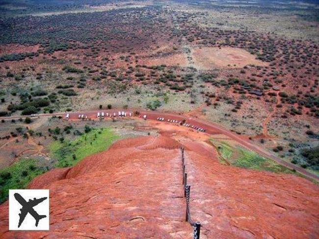 Ayers Rock, Úc: "Cầu thang" này chỉ là một tuyến đường được gắn&nbsp;một sợi dây&nbsp;để du khách bám vào đó và leo&nbsp;lên đỉnh Uluru.&nbsp;
