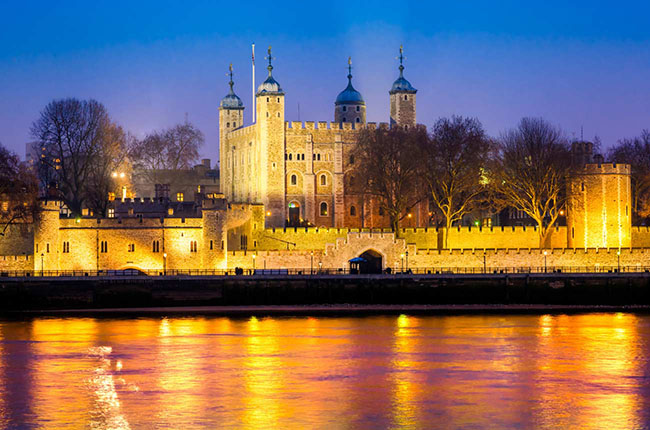 12. Tháp London, London, Anh

Nơi này từng chìm trong một bi kịch kéo dài suốt 900 năm, vì thế không có gì ngạc nhiên khi thỉnh thoảng người ta lại kể cho nhau nghe về việc mình đã nhìn thấy nhiều hồn ma của những người trong Hoàng gia Anh.
