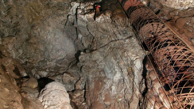 Moaning Cavern, Mỹ: Xương của khoảng 100 người tiền sử đã từng được tìm thấy ở dưới cùng của những bậc thang, trong hang động lớn nhất ở California. Để đến được hang động này, những người leo núi phải xuống 235 bậc thang, trong đó có 144&nbsp;bậc thang xoắn ốc.
