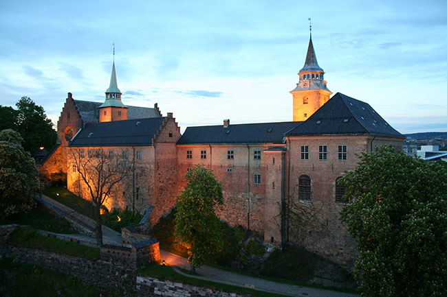 15. Pháo đài Akershus, Na Uy

Lâu đài thời trung cổ này từng là thành trì phòng thủ cho thành phố Oslo, nó cũng được đồn đại là nơi bị ma ám nhất ở Na Uy. Người ta thường thấy có 2 hồn ma gồm một chú chó canh giữ cổng lâu đài, cùng một phụ nữ không có mặt mũi.
