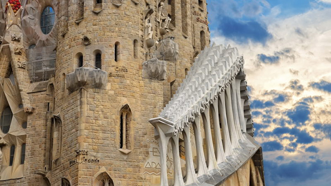 Sagrada Familia, Spain: Cầu thang xoắn ốc lên đỉnh Nhà thờ Công giáo La Mã tuyệt đẹp này cực kỳ đáng sợ, không có bất kỳ lan can hay tay vịn nào. Nó cuộn cao và dài, dựa vào các bức tường và bất cứ lúc nào dường như cũng có thể xô ngã đám người đang cố gắng đi lên.
