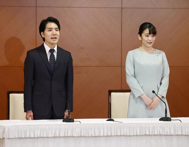 Vợ chồng cựu công chúa Mako trong cuộc họp báo sau đám cưới ngày 26-10. Ảnh: Kyodo