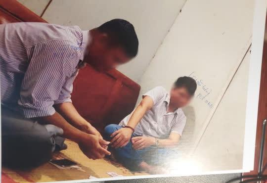 Một trong những hình ảnh được cho là cán bộ chủ chốt xã Tân Tiến đang đánh bạc.
