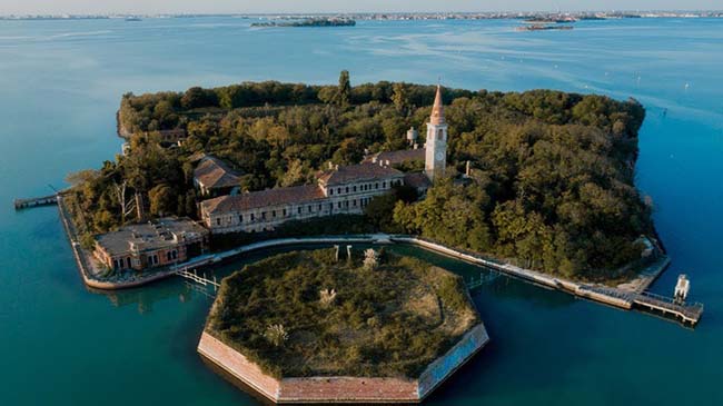 2. Poveglia, Venice, Ý

Một chuyến đi ngắn từ Venice tới hòn đảo Poveglia xinh đẹp đã từng là vùng cách ly đối với những người mắc bệnh dịch hạch.&nbsp;Ngoài ra, hòn đảo này đã được sử dụng như một nơi tị nạn vào đầu thế kỷ 20.&nbsp;Những người săn ma khẳng định đây là một địa điểm nóng của các hoạt động huyền bí nhưng hiện việc đến đây đã bị cấm.
